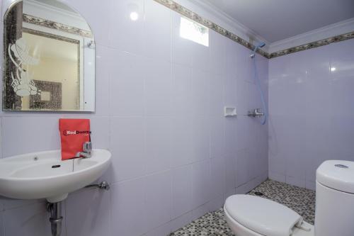 Kylpyhuone majoituspaikassa RedDoorz at Jalan Babepalar Rike Manado