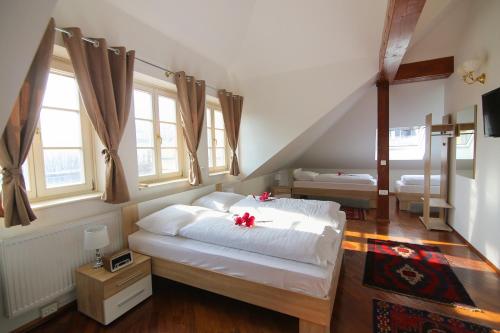 Postel nebo postele na pokoji v ubytování Hotel Vila Katrca