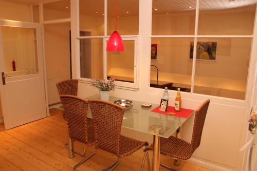 a dining room with a glass table and chairs at Ferienapartment Alpakas am Schloss in Hamminkeln