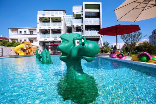 a pool with a green elephant in the water at Diudiu Dang Paternity B&B in Dongshan