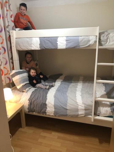 2 enfants assis au-dessus d'un lit superposé dans l'établissement De Branding, à Blankenberge