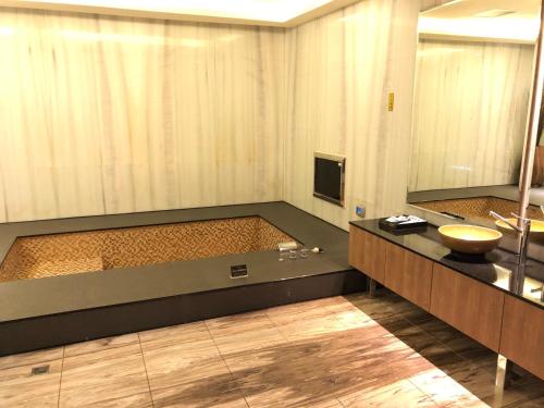a bathroom with a sink and a mirror at Idee SPA Motel in Yangmei