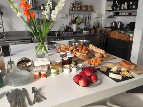 een tafel met veel verschillende soorten voedsel erop bij La maison d’arles in Arles