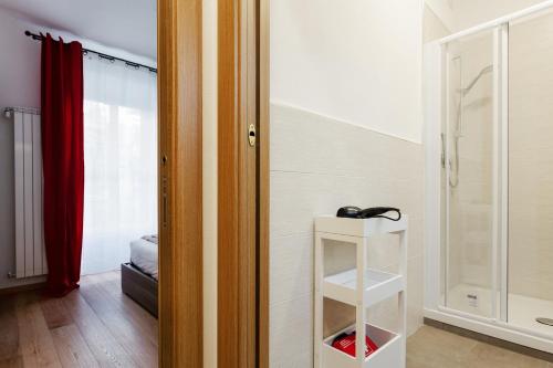 Cette chambre dispose d'une étagère blanche et d'une fenêtre. dans l'établissement Buenos Aires & Lima Cosy Flat, à Milan
