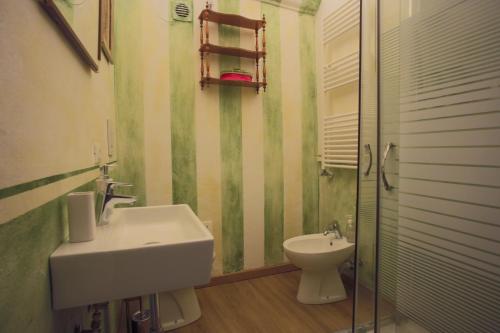 La salle de bains est pourvue d'un lavabo et de toilettes. dans l'établissement Two rooms apartment in Palazzo Malaspina, à Plaisance