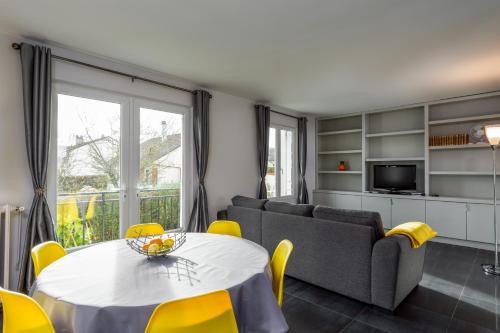 un salon avec une table et un canapé dans l'établissement 2 bed House near Disneyland Paris, à Montry