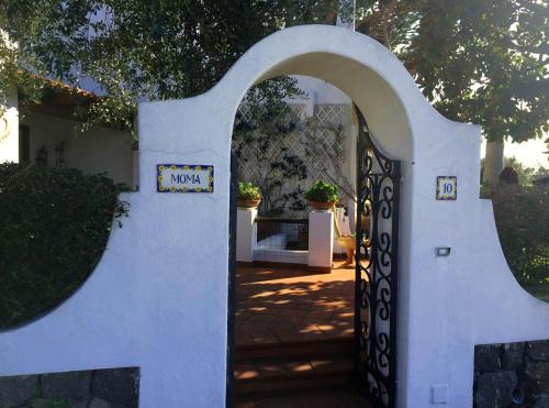 Φωτογραφία από το άλμπουμ του Villa Moma giardino, tennis e piscina panoramica στην Ίσκια