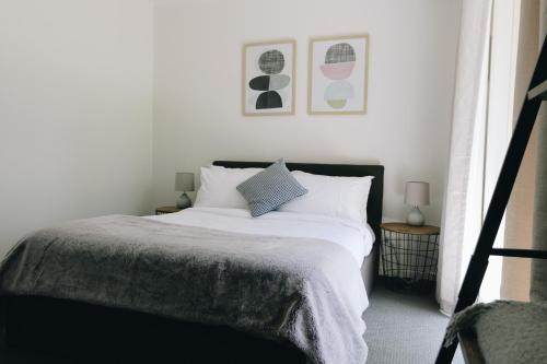 A bed or beds in a room at Bells Beach Cottages