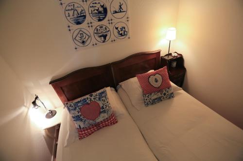 a bed with two pillows on it in a bedroom at Bed and Breakfast Terre Neuve in Velp