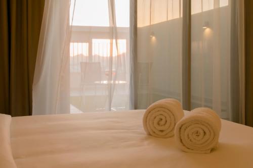 Un ou plusieurs lits dans un hébergement de l'établissement Hafawah Suites