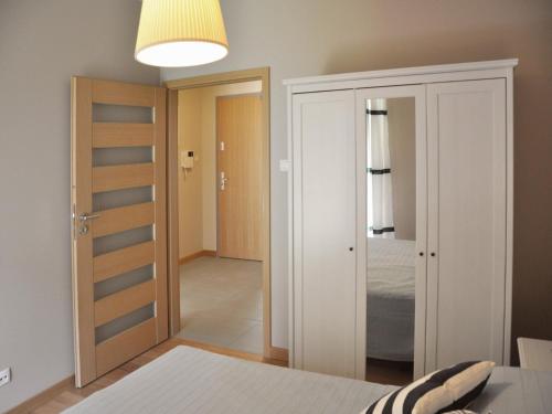 グダニスクにあるSeaside Mansion - Apartment Nadmorski Dwór Brzeznoのベッドルーム1室(ドアで部屋につながるベッドルーム1室)