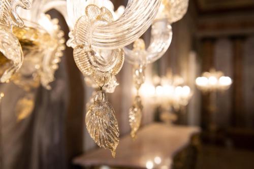 un primo piano di un lampadario in una stanza di Ca' Bonfadini Historic Experience a Venezia