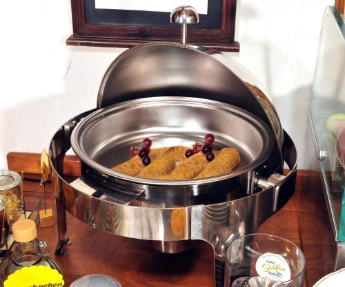 a slow cooker with some food inside of it at Hotel Goldflair am Rathaus in Korbach