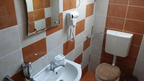 Bilik mandi di Hazanéző Panzió
