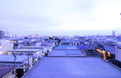Pemandangan umum bagi Tokyo atau pemandangan bandar yang diambil dari apartmen