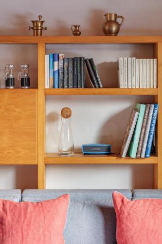 a book shelf with a glass vase on it at DAS HAUS IM WALD in Seefeld in Tirol