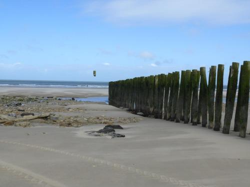 a fence on the beach with the ocean in the background at Hôtel Le Vivier WISSANT - Vue Mer - Côte d'Opale - Baie de Wissant - 2CAPS in Wissant