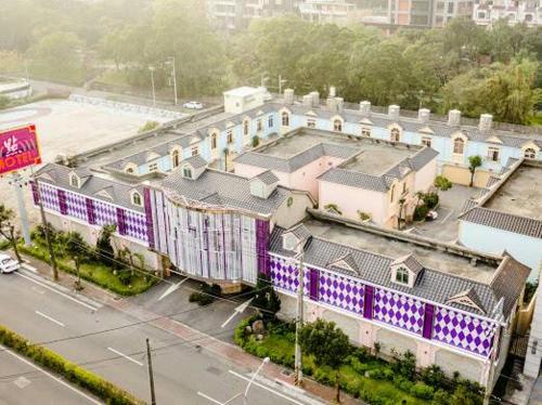 El edificio en el que está el motel