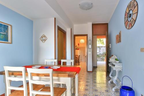 una cucina e una sala da pranzo con tavolo e sedie di Costamare a Monterosso al Mare