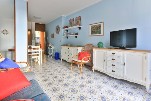 a living room with a tv on a dresser at Costamare in Monterosso al Mare