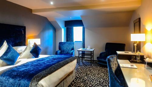 Ten Square Hotel في بلفاست: غرفة في الفندق مع سرير ومكتب