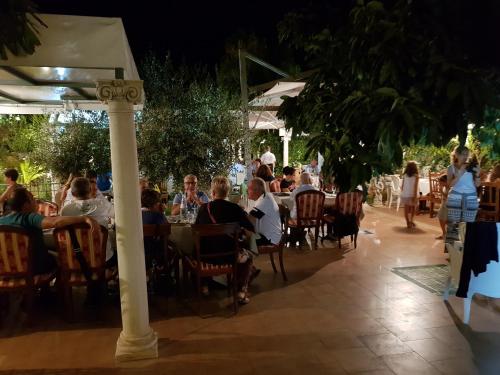 un gruppo di persone sedute ai tavoli di un ristorante di Federico Re a San Vito lo Capo