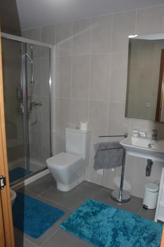 A bathroom at New and cosy apartment - 4 min walk from the beach - La Tejita - El Medano