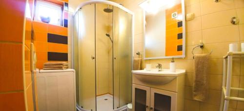 Un baño con ducha, lavabo e inodoro. en Terra Mare, en Medulin