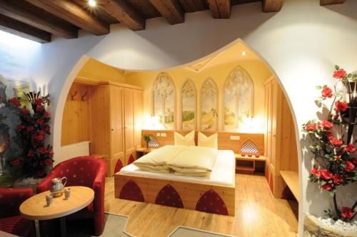 a bedroom with a bed in an arched room at Hotel Camona & Apart Walserhof in Samnaun