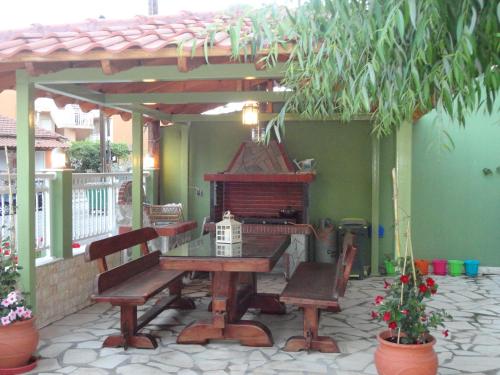 a patio with a table and chairs under a pergola at Phoenix Studios in Sarti