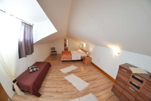 Ein Bett oder Betten in einem Zimmer der Unterkunft Apartment in Mundanije with Seaview, Terrace, Air condition, WIFI (3748-3)