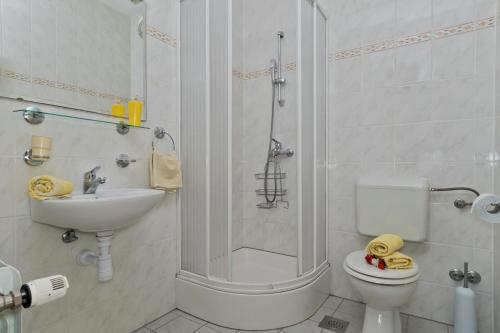 Koupelna v ubytování Apartment in Bol with Terrace, Air condition, WIFI, Dishwasher (3758-1)