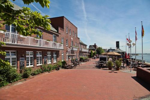 a cobblestone street in front of a brick building at AKZENT Strandhotels Seestern, Delphin & Lachs in Wilhelmshaven