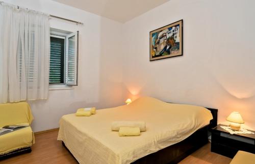 Postel nebo postele na pokoji v ubytování Apartment in Bol with Terrace, Air condition, WIFI, Dishwasher (3758-1)