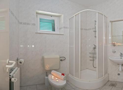 Salle de bains dans l'établissement Apartment in Bol with Seaview, Terrace, Air condition, WIFI (3758-2)