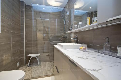 une salle de bain avec une douche, un lavabo et des toilettes dans l'établissement Khayat, à Cannes