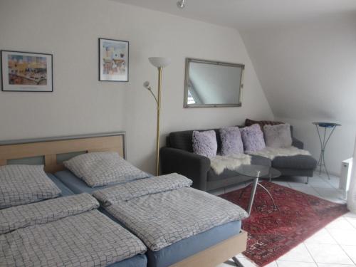 フライブルク・イム・ブライスガウにあるFewo-Freiburg Altstadtのベッドルーム1室(ベッド2台、ソファ、鏡付)