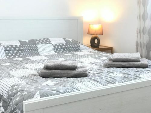 Un dormitorio con una cama grande con almohadas. en La Casa de Eduardo, en Alicante