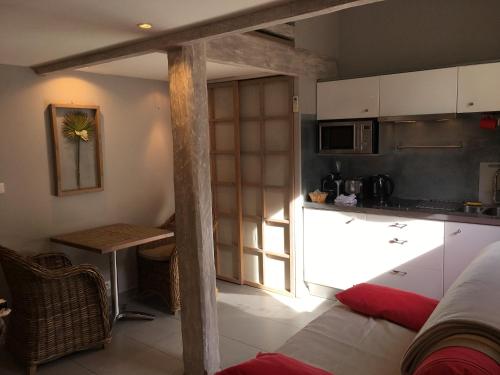 une cuisine avec une table et un comptoir dans l'établissement Intérieurs-Cour, à Nice