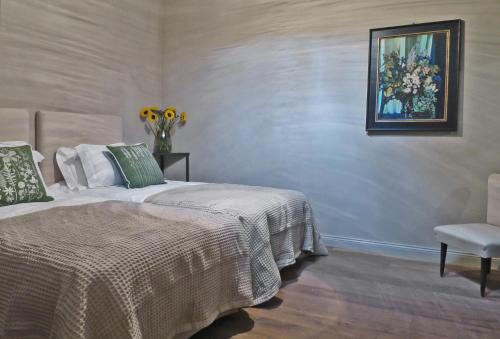 een slaapkamer met een bed en een vaas met bloemen bij Stylish apartment in the historic center of Cortona in Cortona