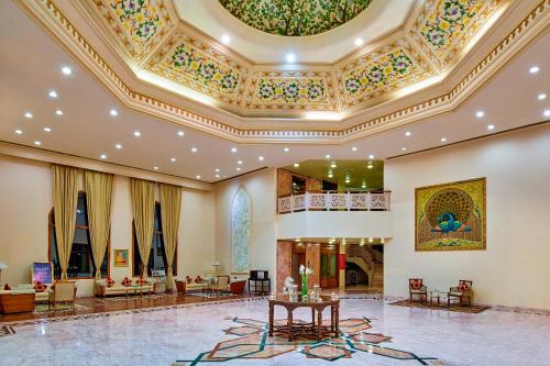 焦特布尔The Ummed Jodhpur Palace Resort & Spa的大堂设有格子天花板和桌子