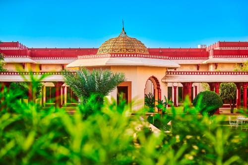 un edificio con una cúpula encima en The Ummed Jodhpur Palace Resort & Spa, en Jodhpur