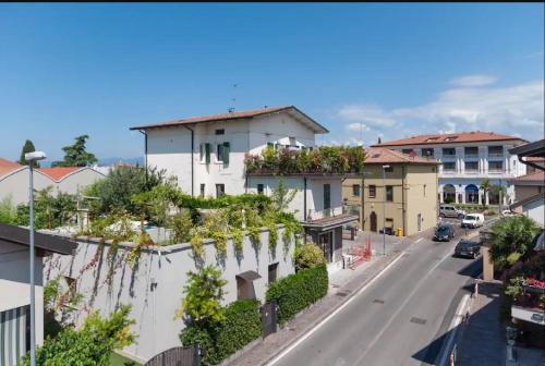 uma rua com casas com plantas em Terme al Lago - stanza privata in loft em Sirmione