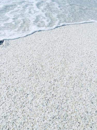 a close up of the sand and water on the beach at Il Quarzo in Càbras