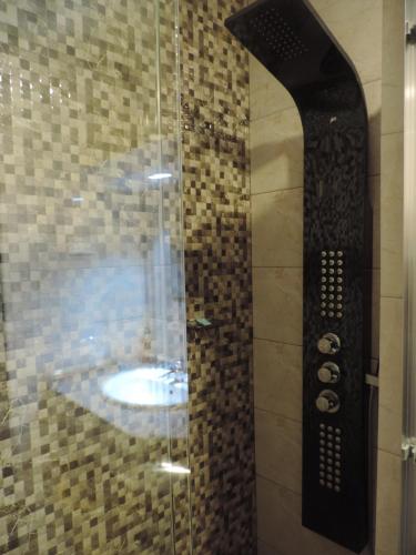 Bilik mandi di Mayfair Hotel