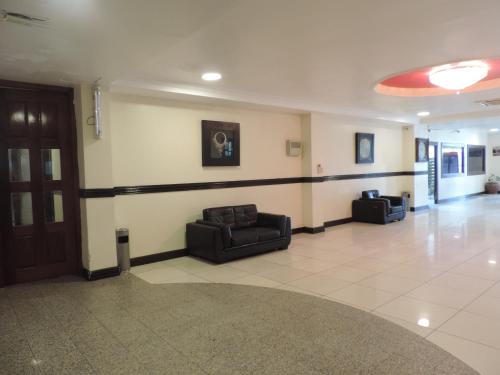 Ruang duduk di Mayfair Hotel