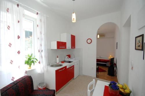 Kuchyň nebo kuchyňský kout v ubytování Apartments Eldin