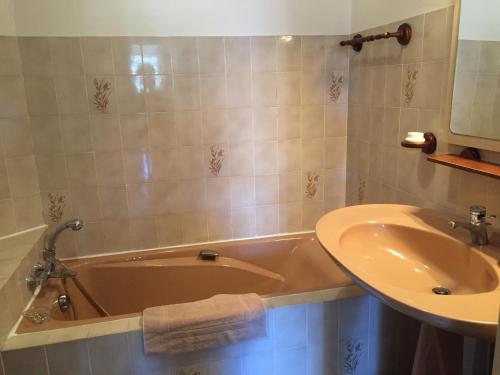une salle de bain avec une baignoire et un lavabo dans l'établissement Casone Centre-ville, vue mer, à Ajaccio