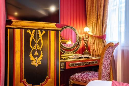 a room with a lamp and a bed at Villa Opera Drouot in Paris