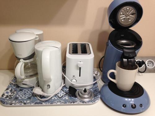 - un comptoir avec un mixeur et une cafetière dans l'établissement Terrasse Vue Mer, à Villers-sur-Mer